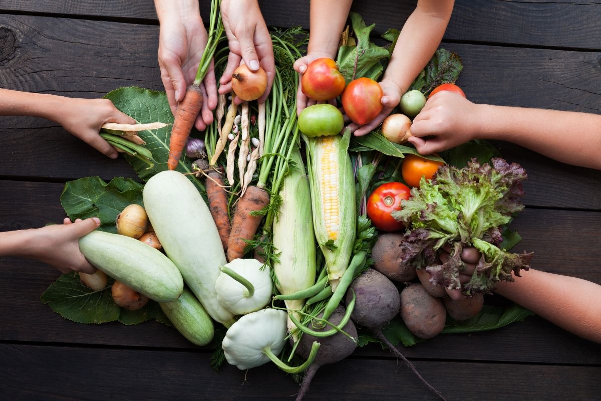 ban-rau-cu-sach-farm-to-table.jpg