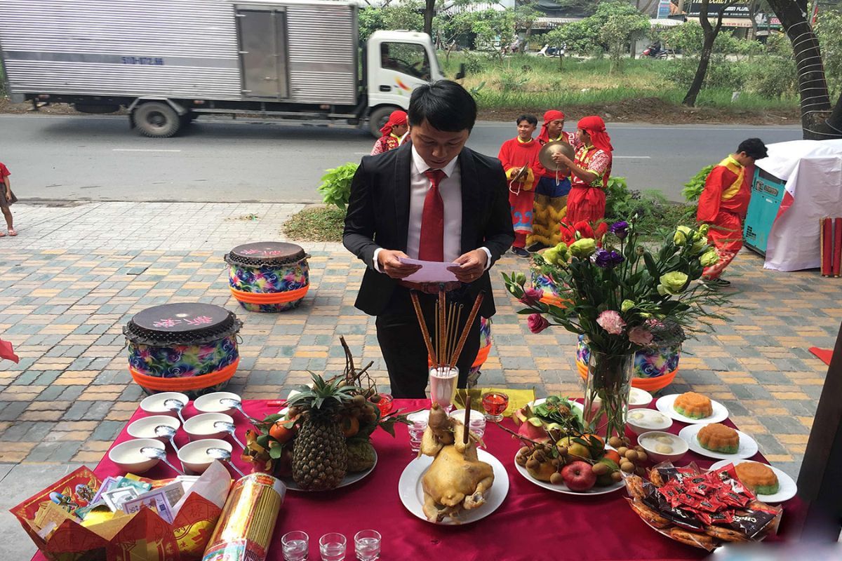 Cúng khai trương nhằm mục đích trình diện với Thần Linh, cầu may mắn , buôn bán thuận lợi (Ảnh: Sưu tầm Internet)