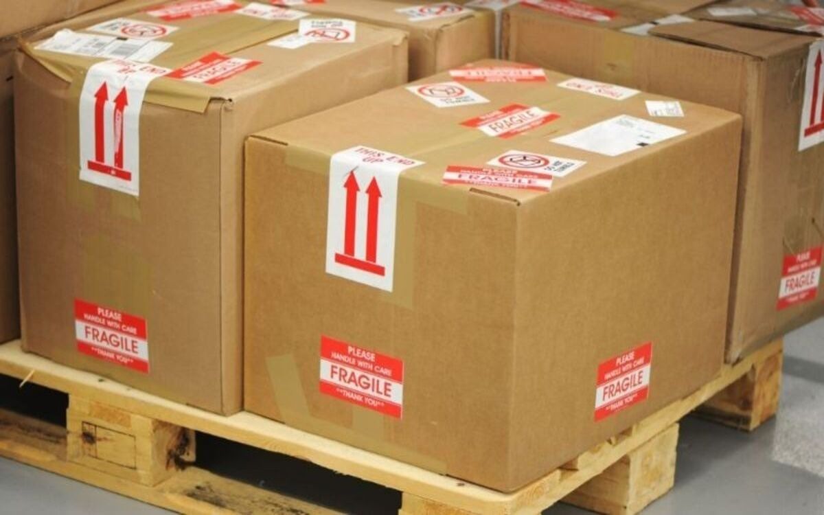 Gắn nhãn cách báo khi gói các thùng hàng dễ vỡ