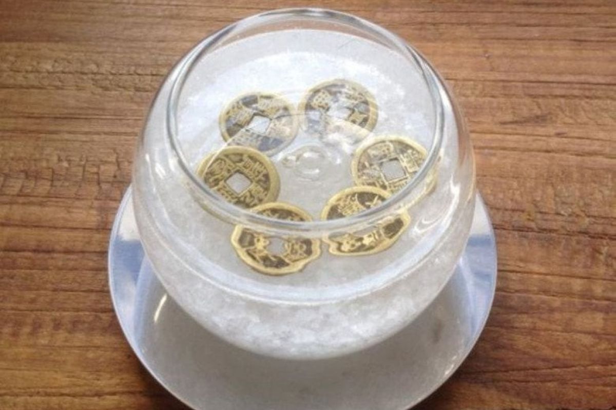 Bát muối và đồng xu giúp hấp thụ tiêu trừ xui xẻo cho chủ (Ảnh: Sưu tầm Internet)