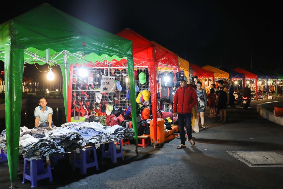 chợ đêm làng đại học bán gì