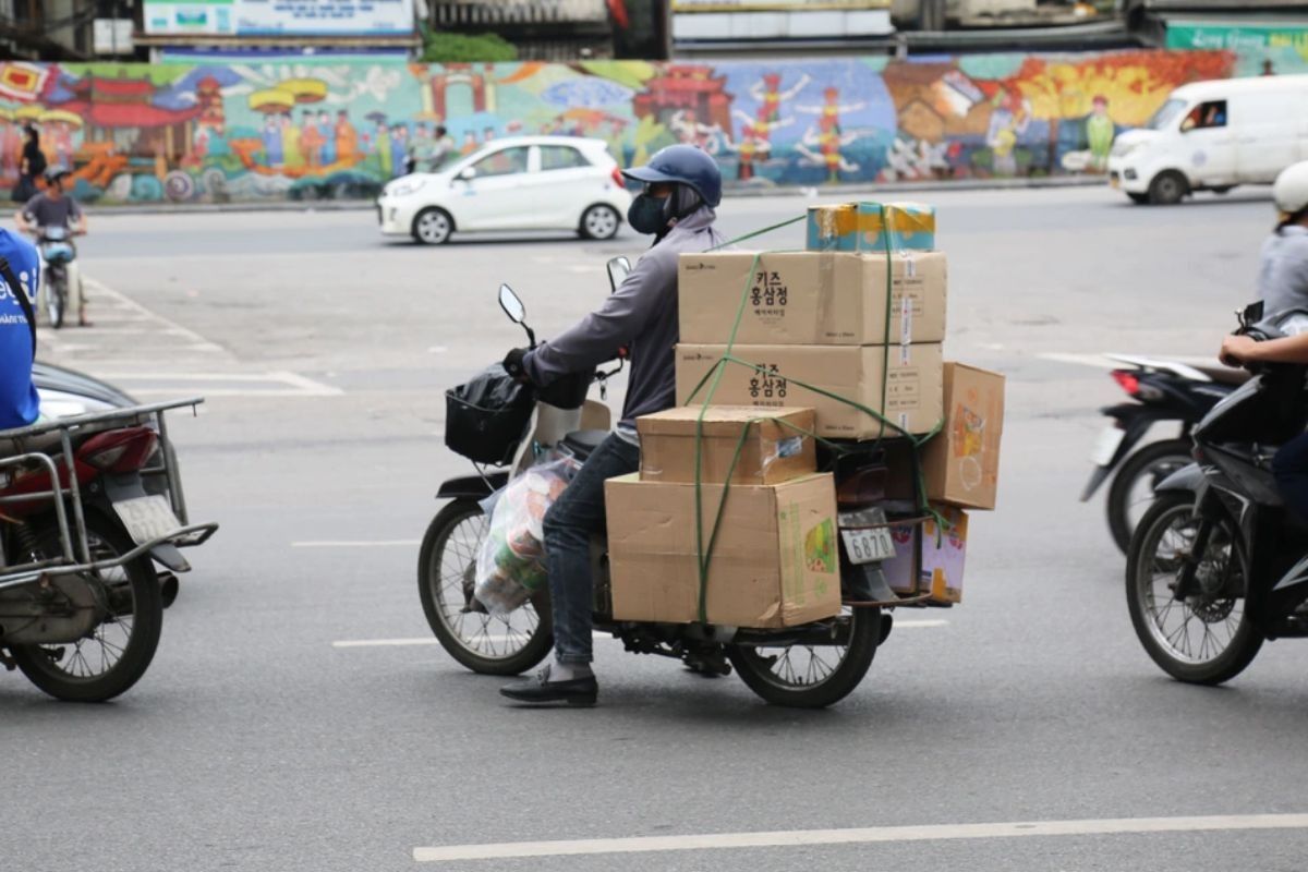 Chở hàng bằng xe máy đúng quy định đảm bảo an toàn cho tài xế và người đi đường (Ảnh: Báo Dân Trí)