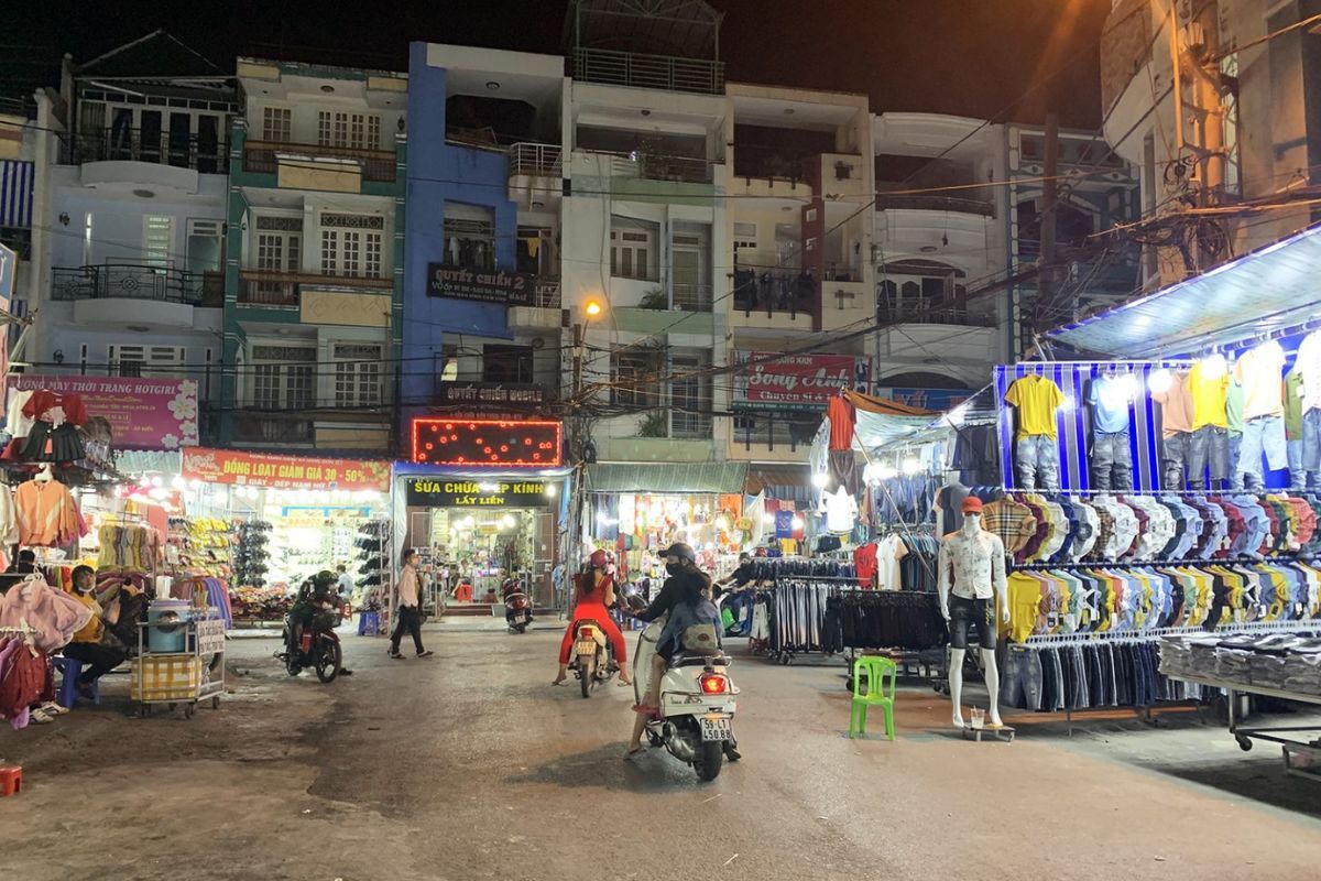 chợ hạnh thông tây về đêm