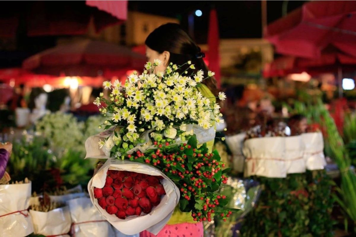 Chợ hoa Đầm Sen bày bán đủ loại hoa tươi khác nhau