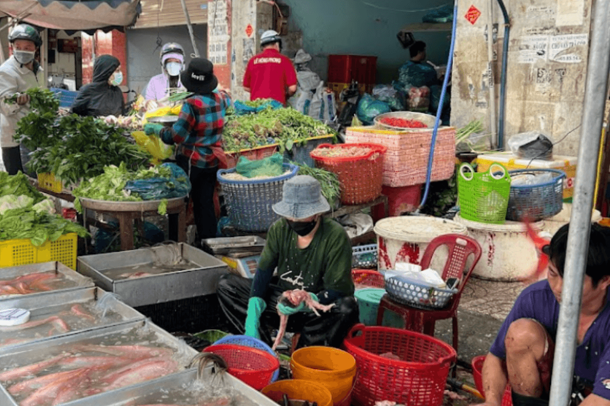 chợ có nhiều thực phẩm tươi sống