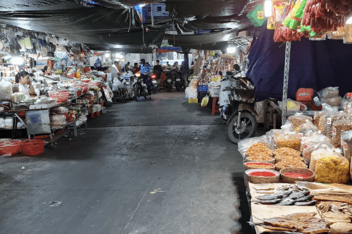 chợ hoàng hoa thám có hàng hóa đa dạng