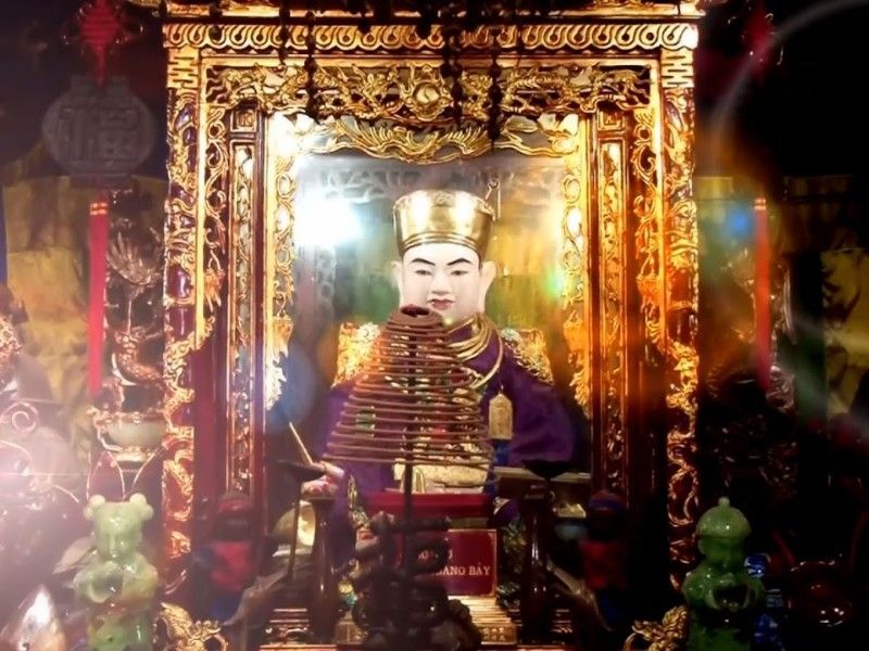 den ong hoang bay o dau