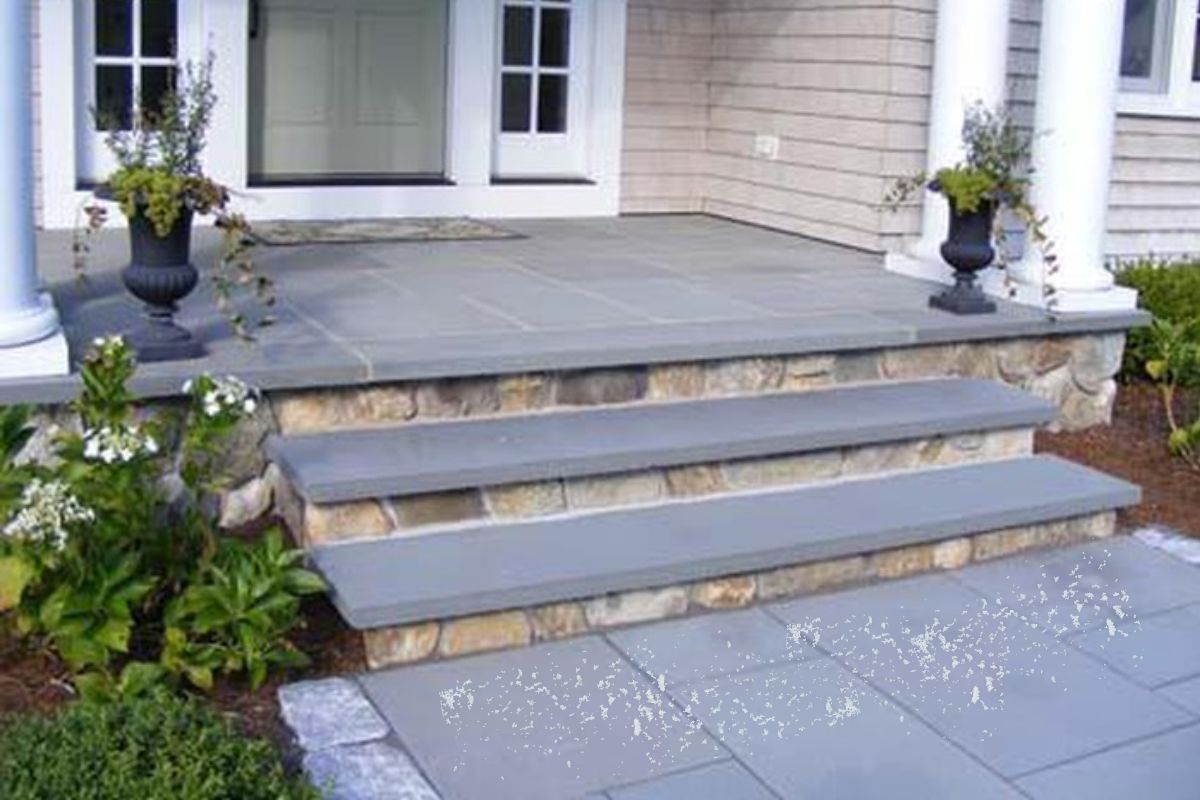 Rải muối trước cửa ra vào để không gặp phải xui xẻo (Ảnh: Sưu tầm Internet)