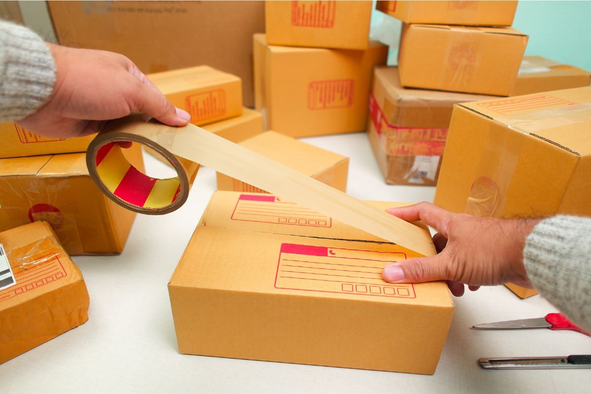 Xây dựng quy trình đóng gói và gửi hàng chặt chẽ để đảm bảo quyền lợi cho shop khi thất lạc đơn hàng (Ảnh: Sưu tầm Internet)