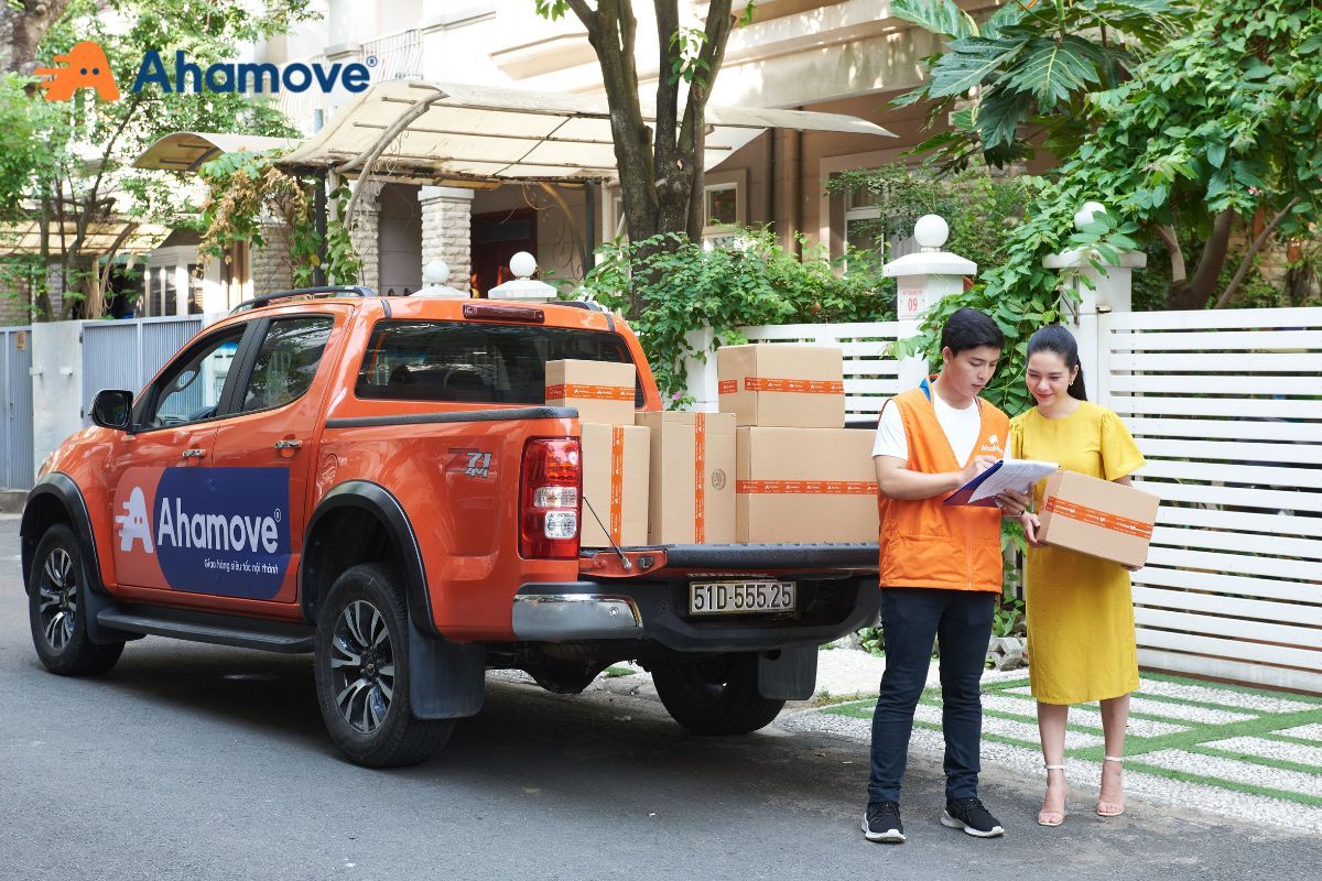 Ahamove tiếp nhận và xác minh thông tin hàng hóa từ người gửi