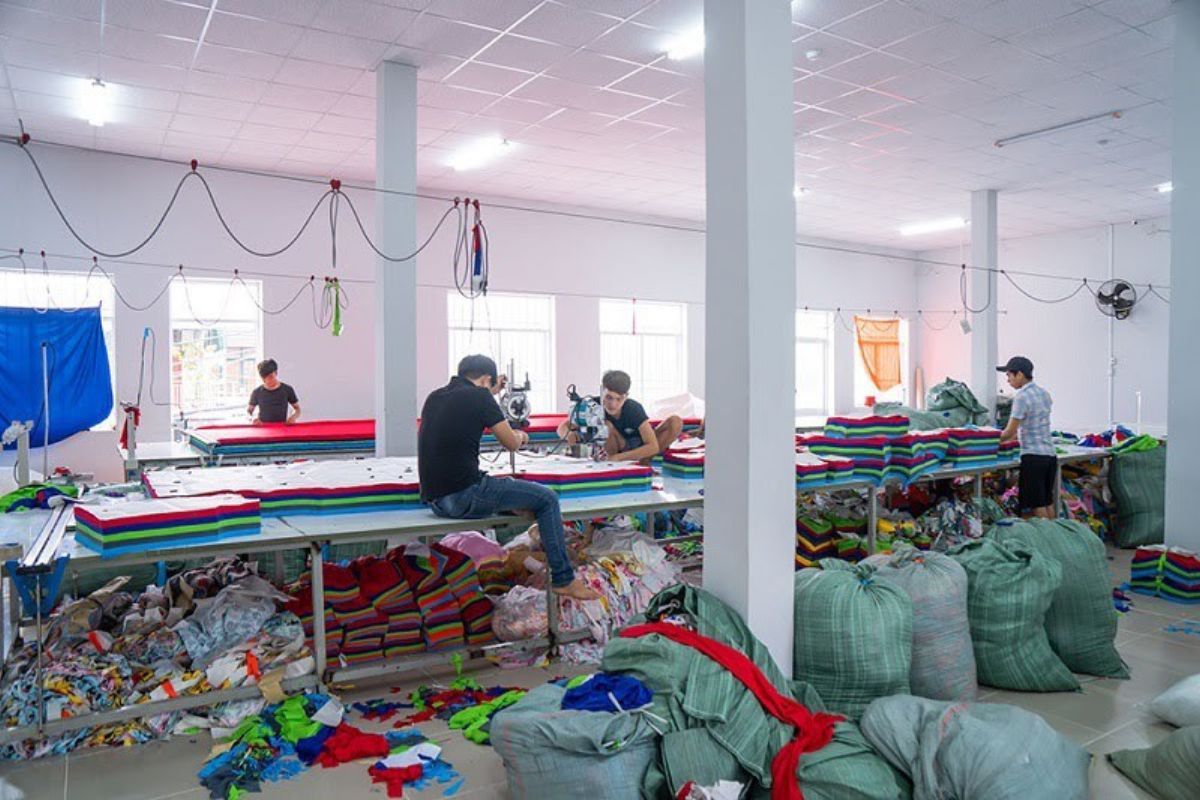 Kho buôn quần áo trẻ em xuất dư
