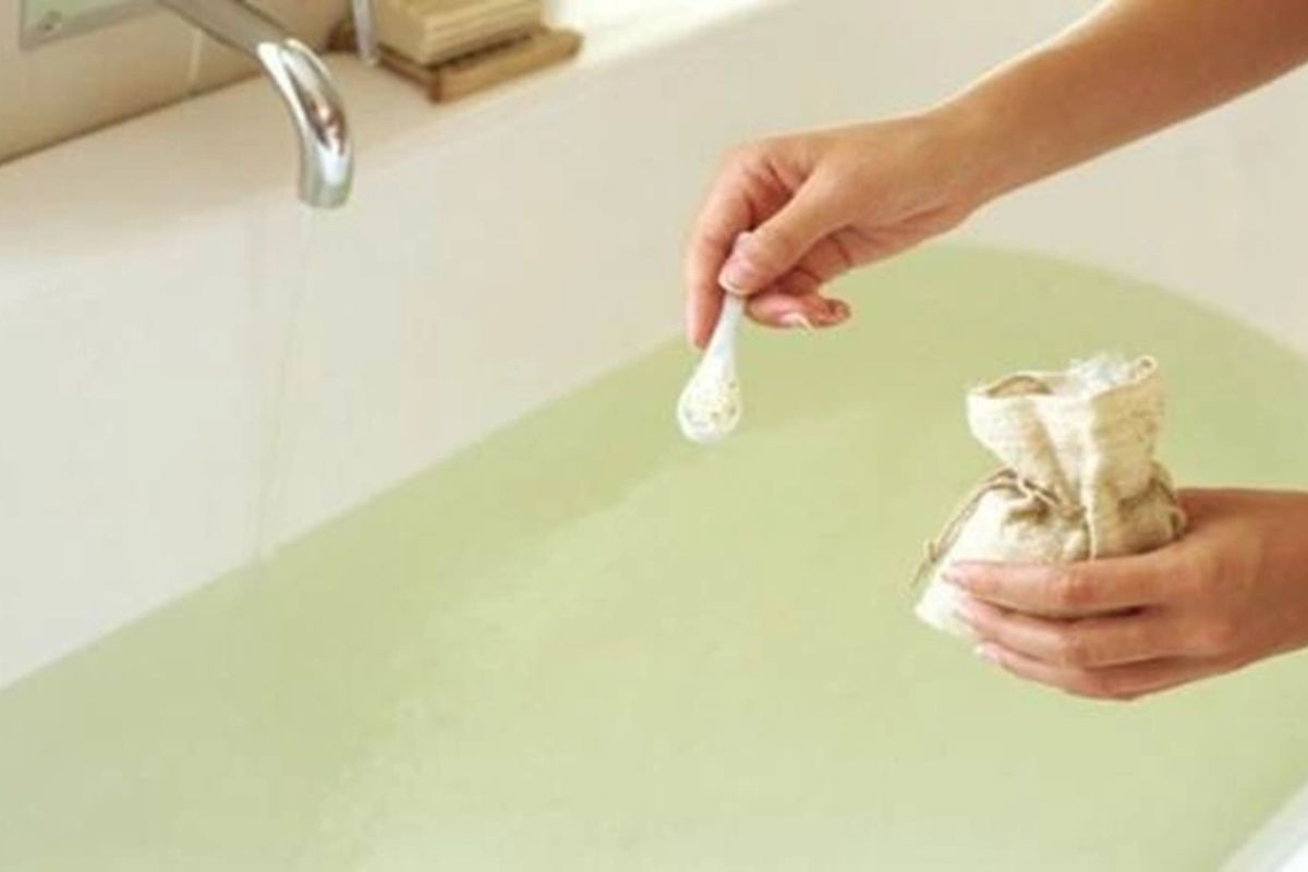 Cho muối vào nước tắm để xả xui (Ảnh: Sưu tầm Internet)