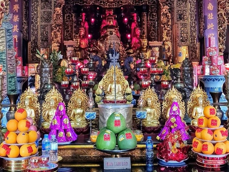tham quan chùa trấn quốc