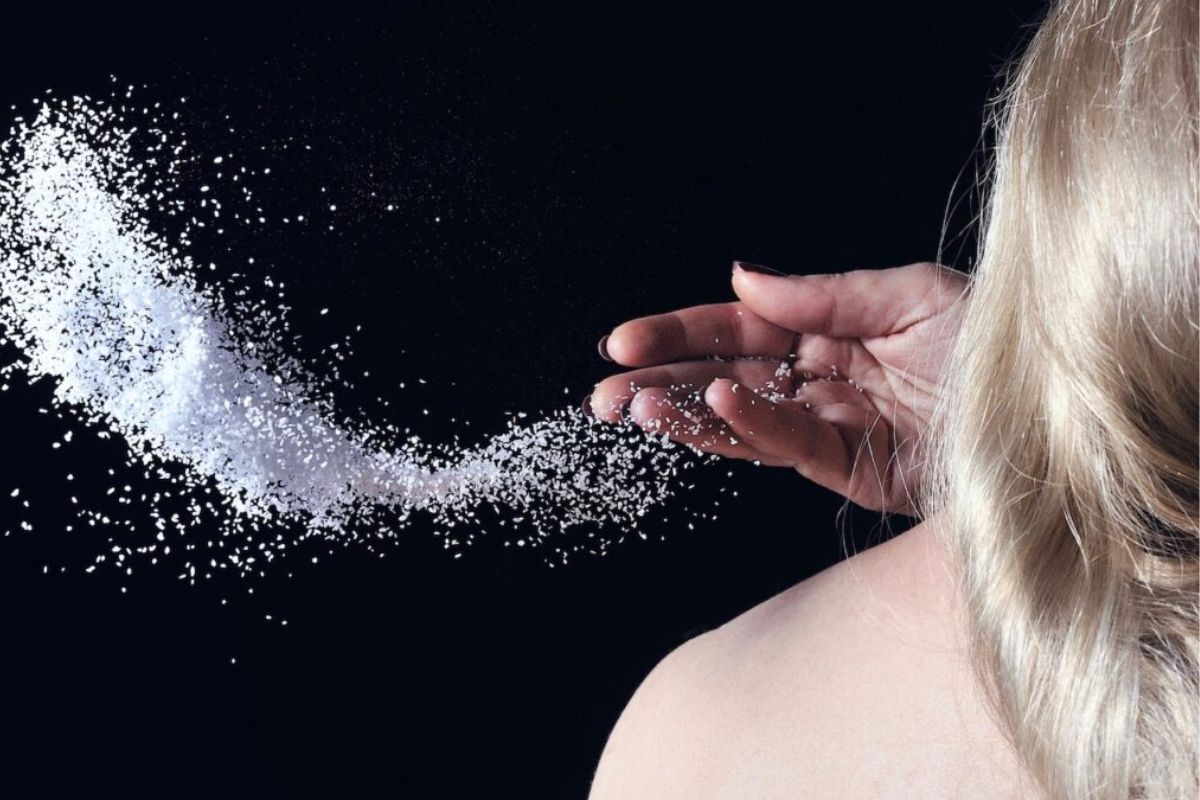 Ném muối qua vai trái để xả xui (Ảnh: Sưu tầm Internet)